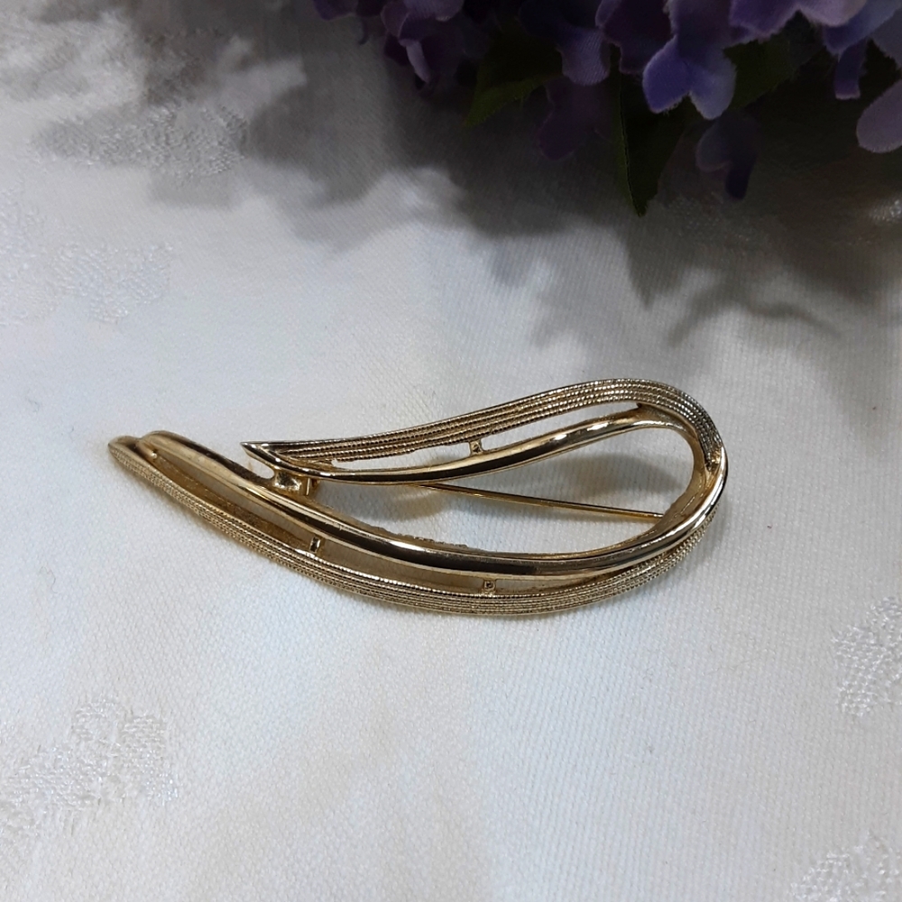 Sarah Coventry Vintage Large Goldtone Ribbon Brooch Elegant Office Evening Boho